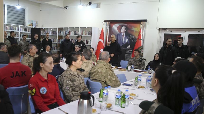 İçişleri Bakanı Yerlikaya, Hakkari'de güvenlik güçleriyle bir araya geldi: