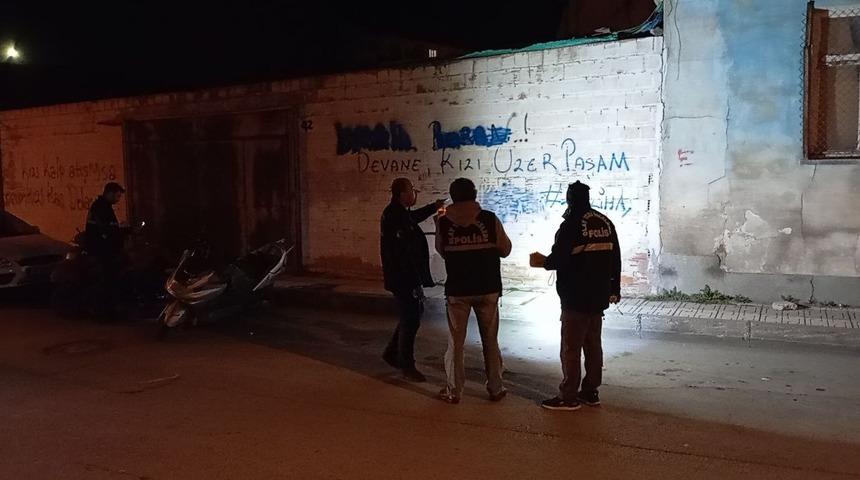 Husumetli oldukları şahsı bacağından vurup kaçtılar