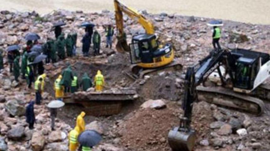 Toplu iğne arar gibi!