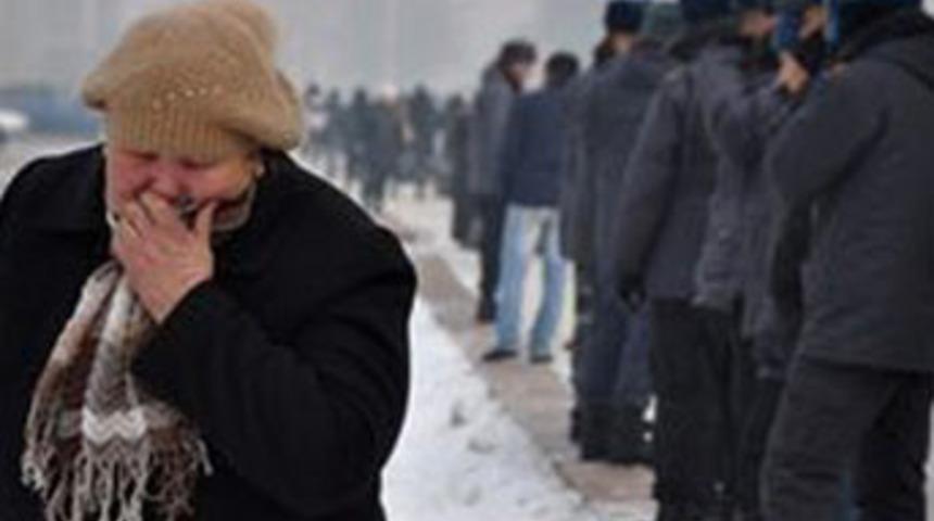 408 tutuklu ağzını dikti