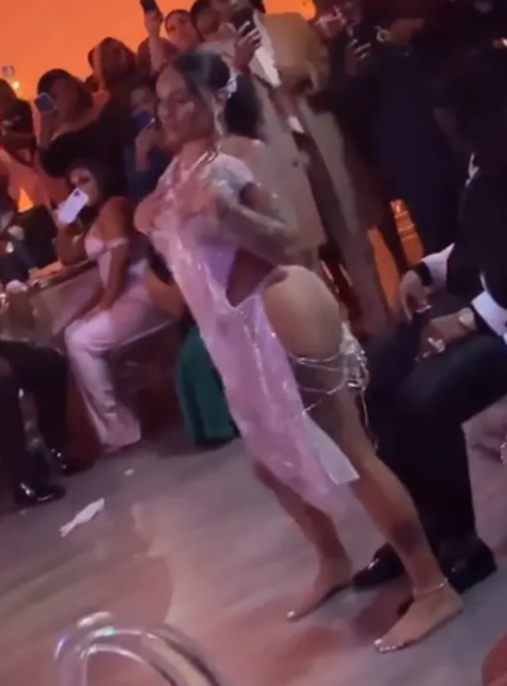 Düğün dansı bir anda bambaşka bir noktaya gitti! Kontrolden çıkan gelin twerk yapmaya başladı... Davetliler şaşkınlıkla izledi G1