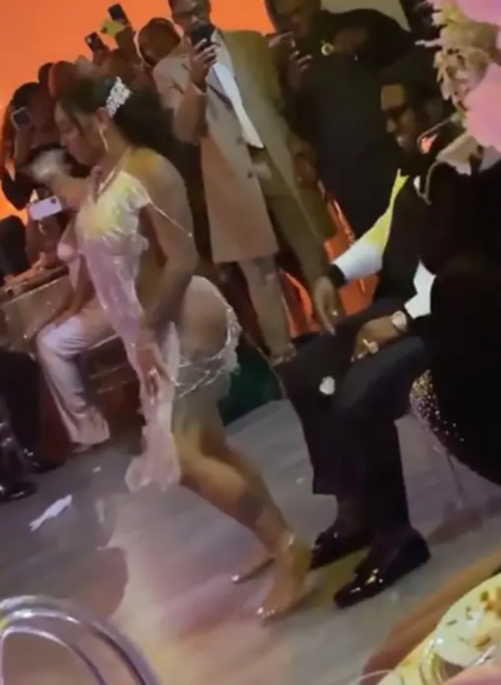 Düğün dansı bir anda bambaşka bir noktaya gitti! Kontrolden çıkan gelin twerk yapmaya başladı... Davetliler şaşkınlıkla izledi G2