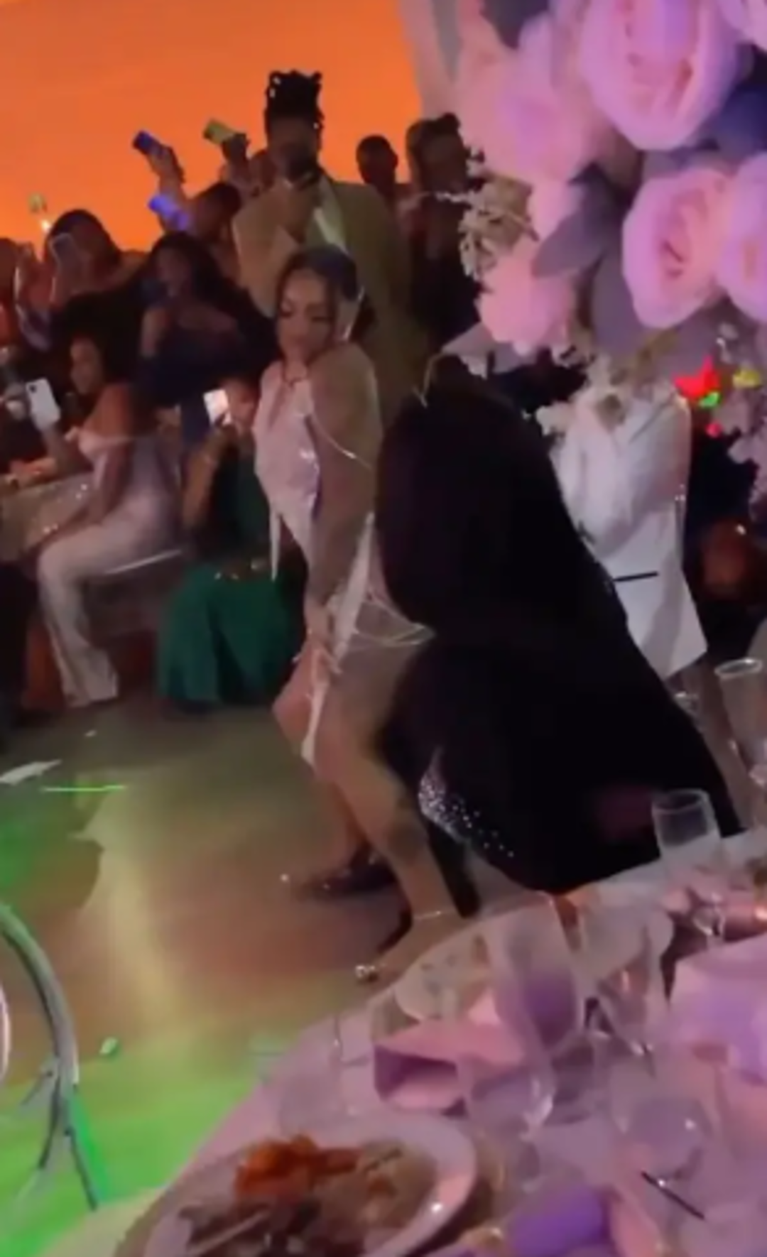 D&uuml;ğ&uuml;n dansı bir anda bambaşka bir noktaya gitti! Kontrolden &ccedil;ıkan gelin twerk yapmaya başladı... Davetliler şaşkınlıkla izledi