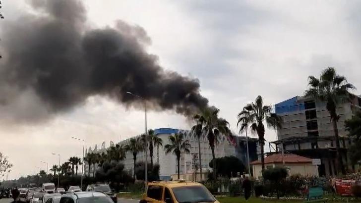 Antalya'da 5 yıldızlı lüks otelde yangın! Gökyüzünü kapkara dumanlar kapladı