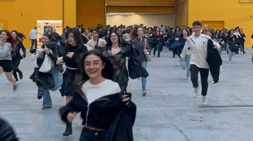 Görüntüler hayrete düşürdü! Teoman konserinde en önde olabilmek için birbirleriyle yarıştılar!