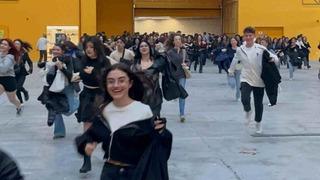 Görüntüler hayrete düşürdü! Teoman konserinde en önde olabilmek için birbirleriyle yarıştılar!