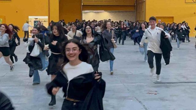 Görüntüler hayrete düşürdü! Teoman konserinde en önde olabilmek için birbirleriyle yarıştılar!