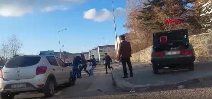 Oğlunun arabayla çarptığı sürücüye bir de babası sopayla saldırdı! Erzurum'da levyeli, çakılı kavga kamerada G1