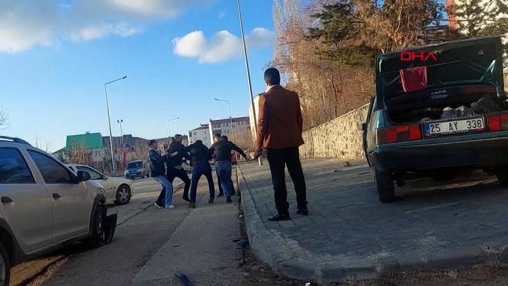 Oğlunun arabayla çarptığı sürücüye bir de babası sopayla saldırdı! Erzurum'da levyeli, çakılı kavga kamerada G2