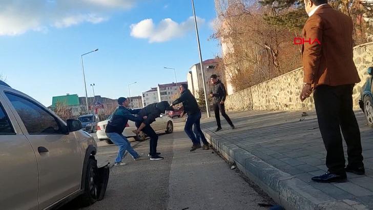 Oğlunun arabayla çarptığı sürücüye bir de babası sopayla saldırdı! Erzurum'da levyeli, çakılı kavga kamerada G3