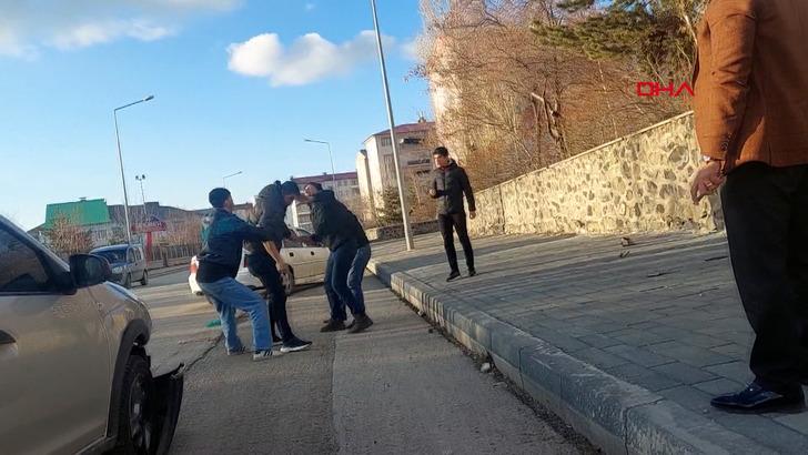 Oğlunun arabayla çarptığı sürücüye bir de babası sopayla saldırdı! Erzurum'da levyeli, çakılı kavga kamerada G4