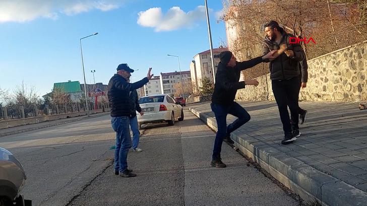 Oğlunun arabayla çarptığı sürücüye bir de babası sopayla saldırdı! Erzurum'da levyeli, çakılı kavga kamerada G5