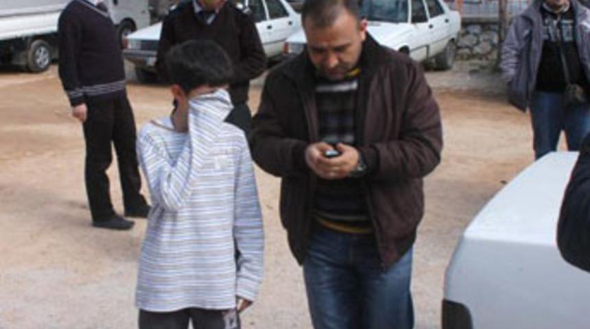 Oğlunun g&ouml;z&uuml; &ouml;n&uuml;nde...