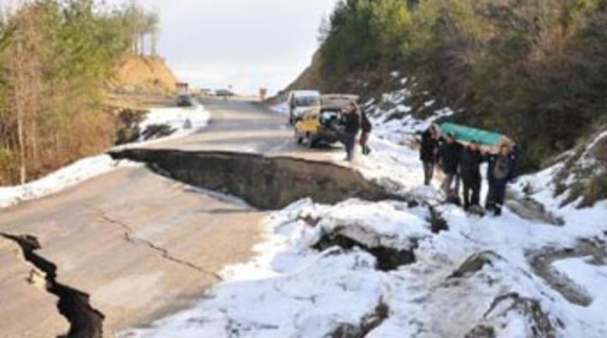 Yol &ccedil;&ouml;kt&uuml;, cenaze omuzlarda kaldı