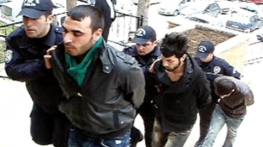 Hırsızlık zanlıları mobese'den ka&ccedil;amadı