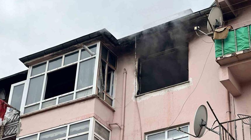 Alevlere teslim olan apartman dairesi kullanılamaz hale geldi: 1 yaralı