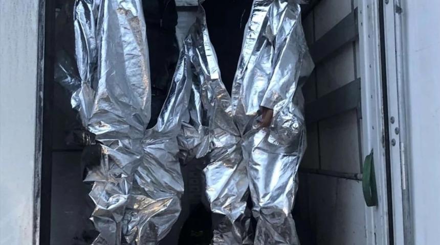 Kaçak göçmenlerden TIR'da başarısız deneme: Görenlerin gözünü alamadığı bir halde yakalandılar