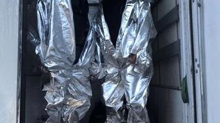 Kaçak göçmenlerden TIR'da başarısız deneme: Görenlerin gözünü alamadığı bir halde yakalandılar