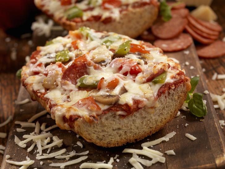 Bayat ekmekten pizza tarifi: Bayat ekmek pizzası nasıl yapılır?