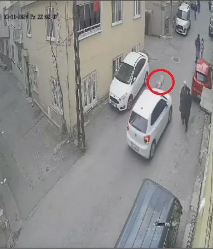 Otomobilin altında kalan 10 yaşındaki çocuğun yardımına koşmak için camdan atladı! O anlar kamerada G2