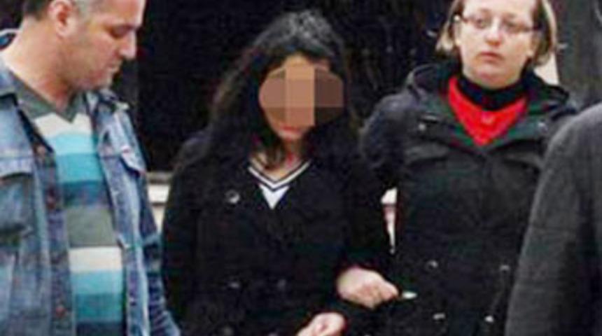 Babasını &ouml;ld&uuml;ren kız g&ouml;zyaşlarına boğuldu