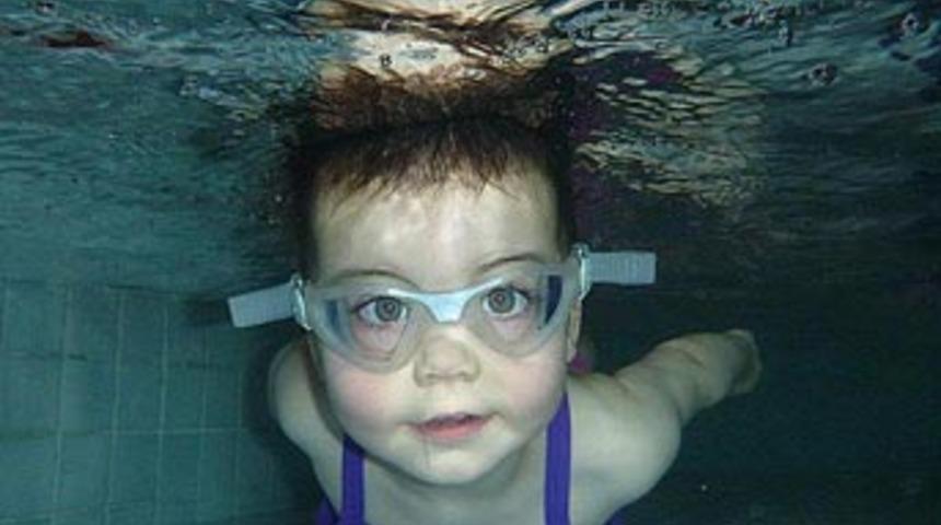 Yüzerek hayata tutunuyor!