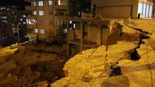 Kahramanmaraş'ta toprak kayması meydana geldi: Çok sayıda araç zarar gördü