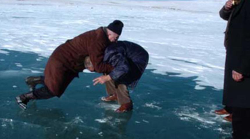 Vekil buzda güreş tuttu