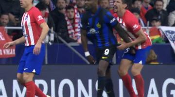 Şampiyonlar Ligi'nde geceye damga vuran an! Marcus Thuram, rakibinin cinsel organını sıktı