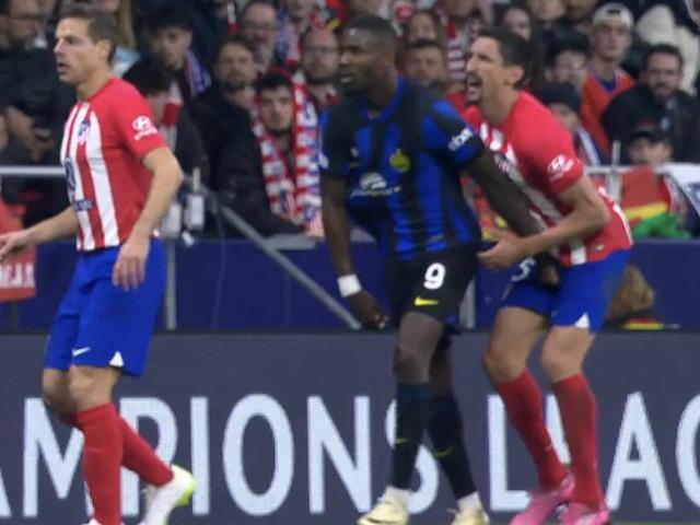 Şampiyonlar Ligi'nde geceye damga vuran an! Marcus Thuram, rakibinin cinsel organını sıktı