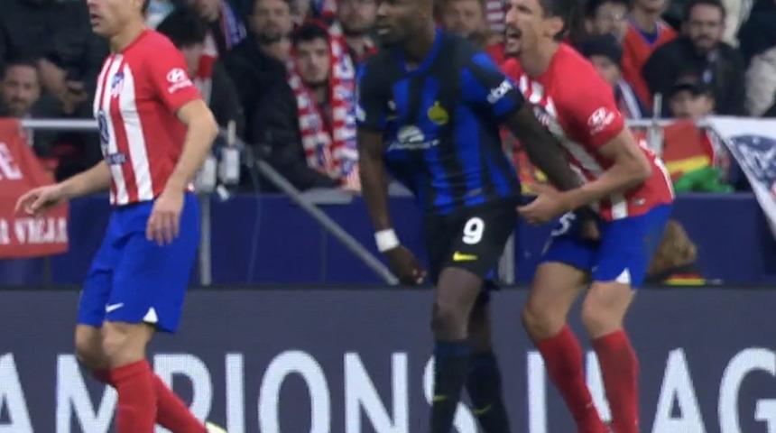 Şampiyonlar Ligi'nde geceye damga vuran an! Marcus Thuram, rakibinin cinsel organını sıktı