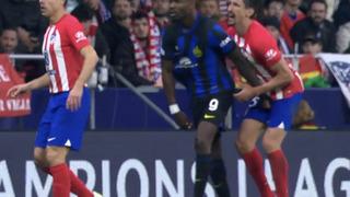 Şampiyonlar Ligi'nde geceye damga vuran an! Marcus Thuram, rakibinin cinsel organını sıktı