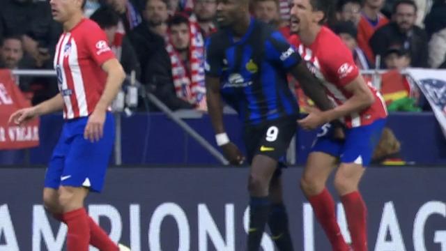 Şampiyonlar Ligi'nde geceye damga vuran an! Marcus Thuram, rakibinin cinsel organını sıktı