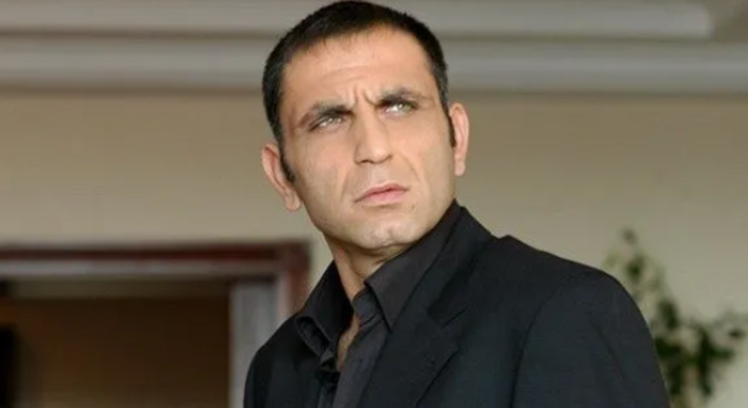 Kurtlar Vadisi'nin Memati'si G&uuml;rkan Uygun son haliyle şaşırttı! 'Bu Şehir Girdap G&uuml;l&uuml;m' performansı sosyal medyayı salladı