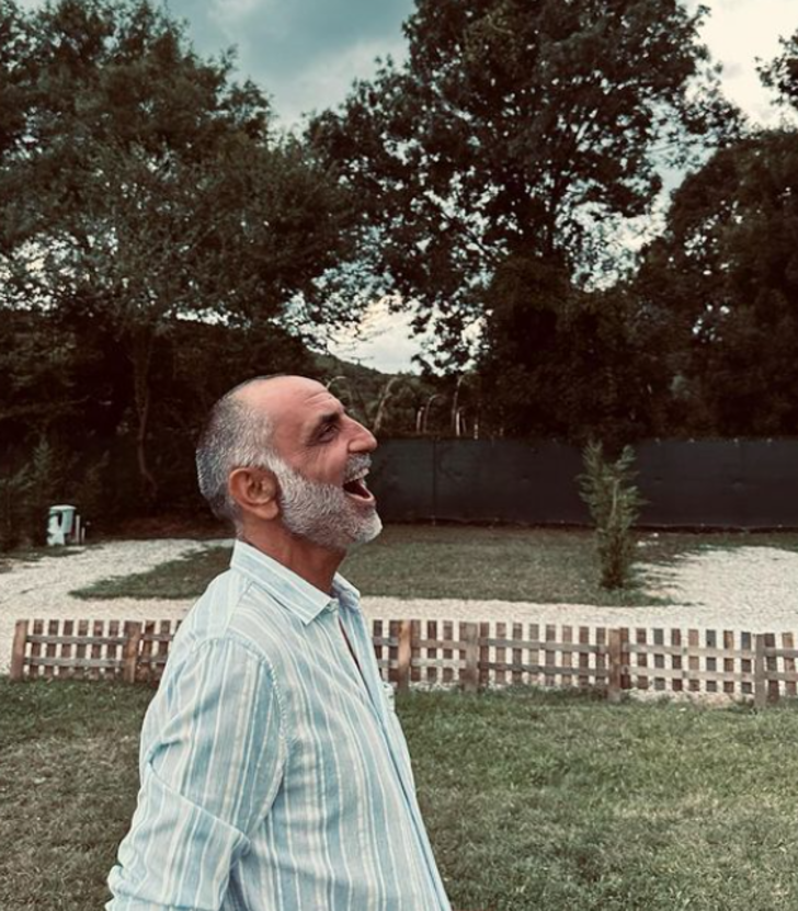 Kurtlar Vadisi'nin Memati'si Gürkan Uygun son haliyle şaşırttı! 'Bu Şehir Girdap Gülüm' performansı sosyal medyayı salladı G4