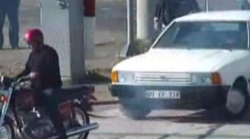 Otomobili tamire motosikletle g&ouml;t&uuml;rd&uuml;ler