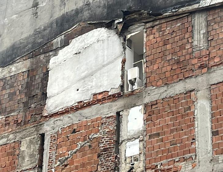 İstanbul'da korkutan görüntü! Bina yıkıldı, yandaki binanın tuvaleti açıkta kaldı G4