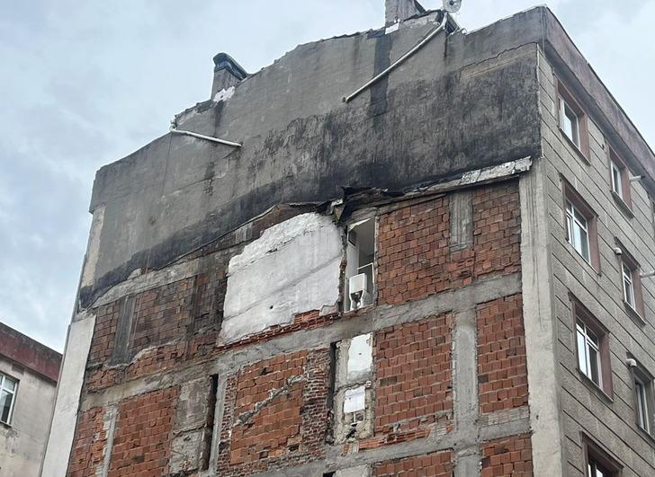 İstanbul'da korkutan görüntü! Bina yıkıldı, yandaki binanın tuvaleti açıkta kaldı G3