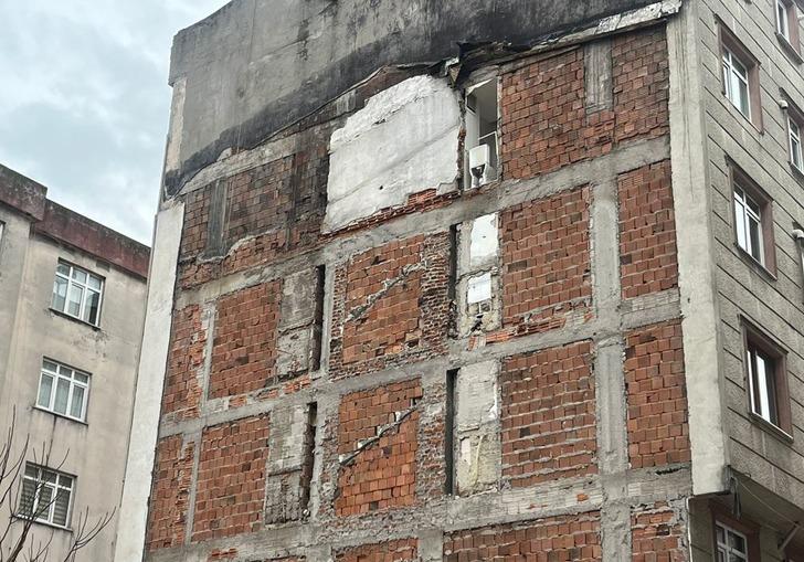 İstanbul'da korkutan görüntü! Bina yıkıldı, yandaki binanın tuvaleti açıkta kaldı G1