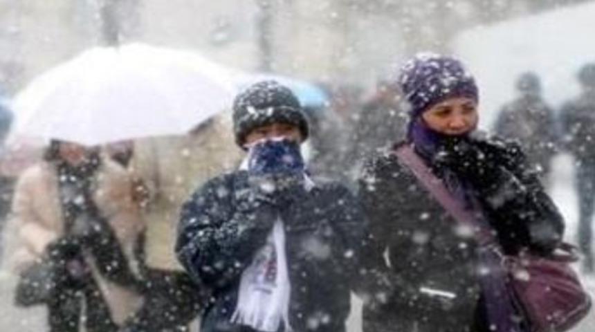 İstanbul'da geceye kadar kar ve tipi