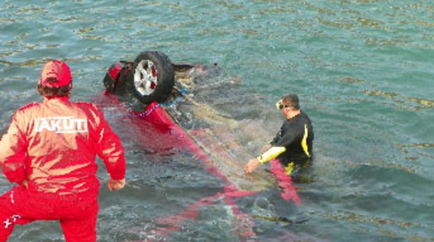 Kamyonet &ccedil;aya u&ccedil;tu; 3 &ouml;l&uuml;, 2 yaralı