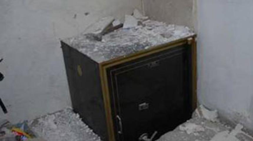 Altın çalarken binayı yıkıyorlardı!