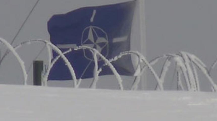 F&uuml;ze Kalkanı &Uuml;ss&uuml;'ne NATO bayrağı