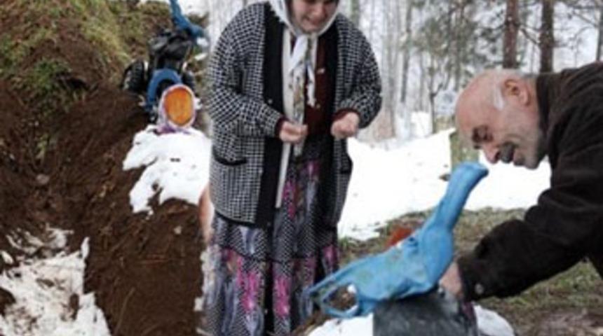 &Ccedil;ocuklarının mezarını terk etmiyorlar