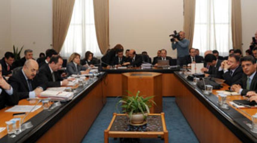 Bakana "pinokyo" dedi, komisyon gerildi