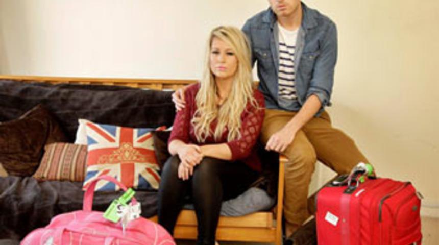 Twitter şakası y&uuml;z&uuml;nden sınır dışı edildiler