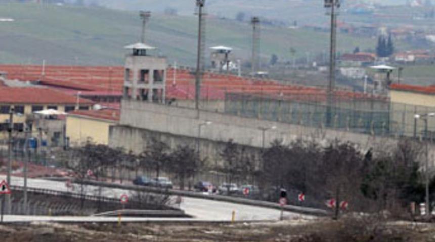 Cezaevinde tabanca bilmecesi