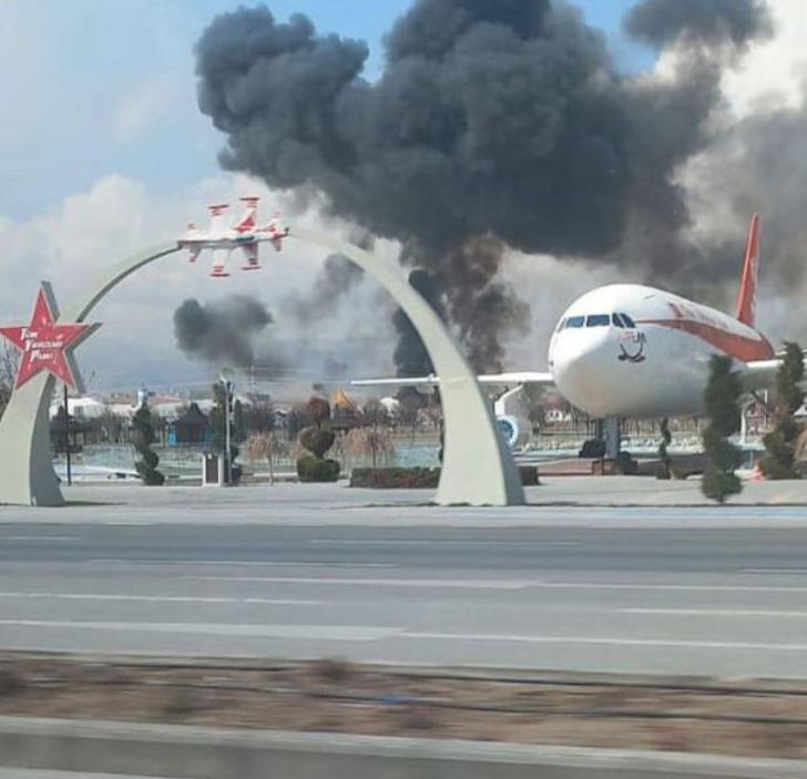 Konya'da Türk Yıldızları'nın eğitim uçağı iş makinesinin üzerine düştü! Pilot uçaktan böyle atladı! İşte uçağın düşüş anı... G3