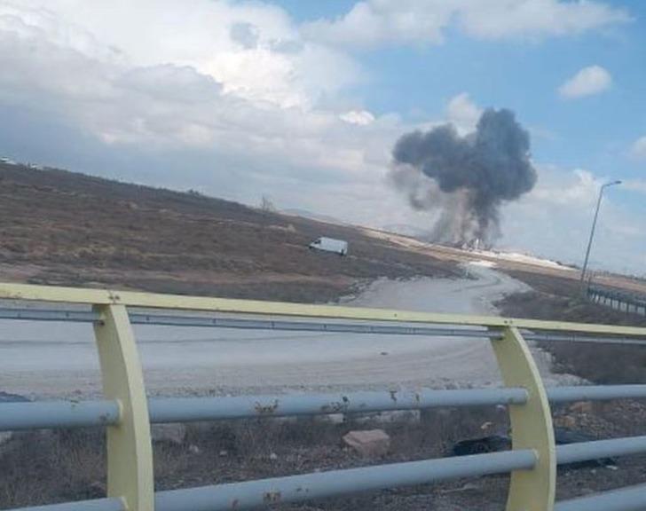 Konya'da Türk Yıldızları'nın eğitim uçağı iş makinesinin üzerine düştü! Pilot uçaktan böyle atladı! İşte uçağın düşüş anı... G5