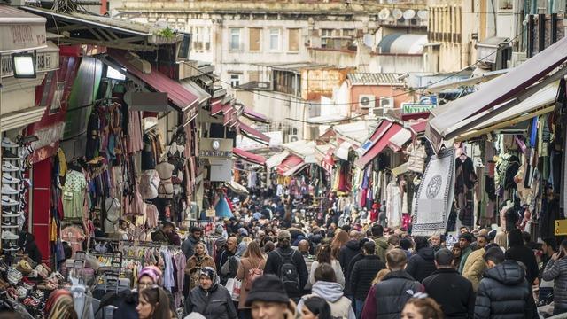 Gözümüz onları aradı! İtalya, İspanya, Fransa bile Türkiye’den ucuz kaldı: Döviz kuru yükselince yabancı alışverişi kesti